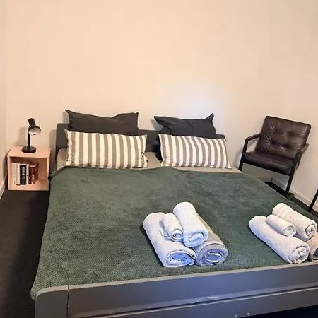 Schoenes 2,5 Mit Hof Und Garten