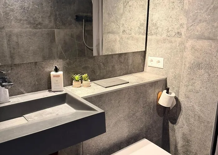 Schoenes 2,5 Mit Hof Und Garten