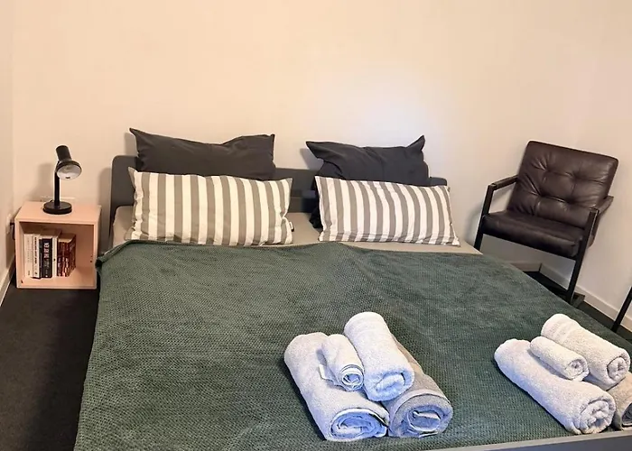 Schoenes 2,5 Mit Hof Und Garten